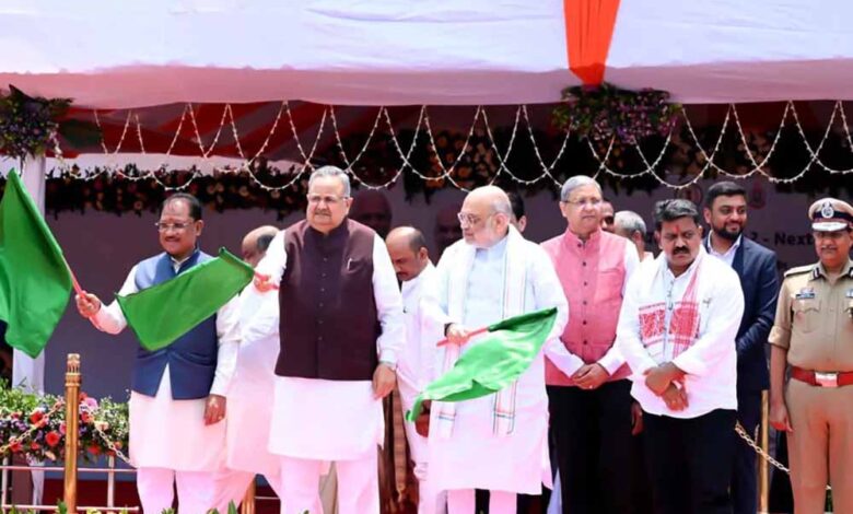 अमित-शाह-ने-डायल-112-को-दी-नई-ताकत,-400-वाहनों-और-मोबाइल-फॉरेंसिक-वैन-को-दिखाई-हरी-झंडी