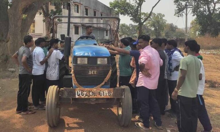 बंदूक-से-खेती-तक:-नारायणपुर-में-आत्मसमर्पित-नक्सलियों-ने-थामा-ट्रैक्टर,-शुरू-की-नई-जिंदगी