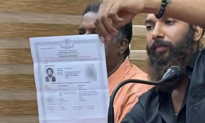 महाकुंभ-की-वायरल-गर्ल-पहुंची-इंदौर-हाई-कोर्ट,-उम्र-के-दस्तावेजों-में-छेड़छाड़-का-आरोप