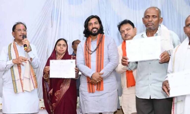 स्वामित्व-से-संपत्ति-का-अधिकार,-बिहान-से-आत्मनिर्भरता-की-राह-:-कोसरंगी-चौपाल-में-ग्रामीण-विकास-की-दिखी-तस्वीर