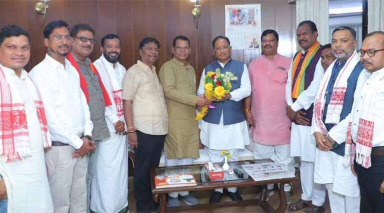 मुख्यमंत्री-विष्णुदेव-साय-से-सर्व-आदिवासी-समाज-के-प्रतिनिधिमंडल-की-सौजन्य-मुलाकात