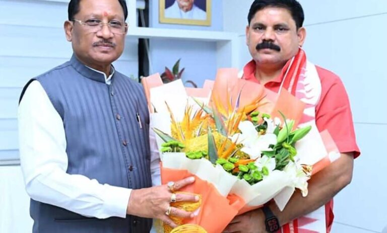 मुख्यमंत्री-विष्णुदेव-साय-से-केंद्रीय-कोयला-एवं-खान-राज्य-मंत्री-सतीश-चंद्र-दुबे-ने-की-सौजन्य-मुलाकात
