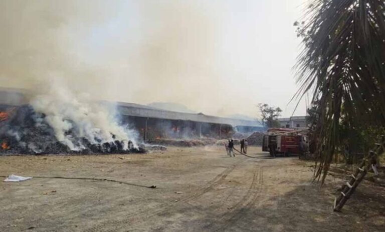 बीजापुर-के-बाद-जगदलपुर-में-तेंदूपत्ता-गोदाम-में-आग,-मौके-पर-पहुंचीं-फायर-ब्रिगेड-की-गाड़ियां