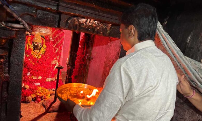 वन मंत्री  केदार कश्यप ने किए मां दंतेश्वरी के दर्शन, प्रदेश की सुख-समृद्धि और खुशहाली की कामना की