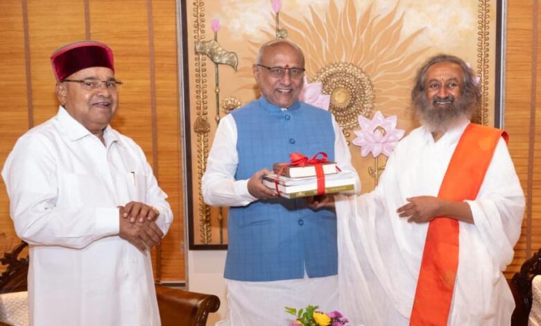माननीय-उपराष्ट्रपति-सीपी.-राधाकृष्णन-ने-पांच-राष्ट्रीय-पहलों-का-शुभारंभ-किया,-द-आर्ट-ऑफ-लिविंग-के-45-वर्ष-पूरे-होने-पर-स्मारक-डाक-टिकट-का-अनावरण-किया
