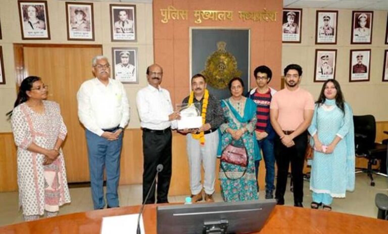 पुलिस-मुख्यालय-परिवार-द्वारा-4-सेवानिवृत्त़-कर्मचारियों-को-दी-गई-भावभीनी-विदाई