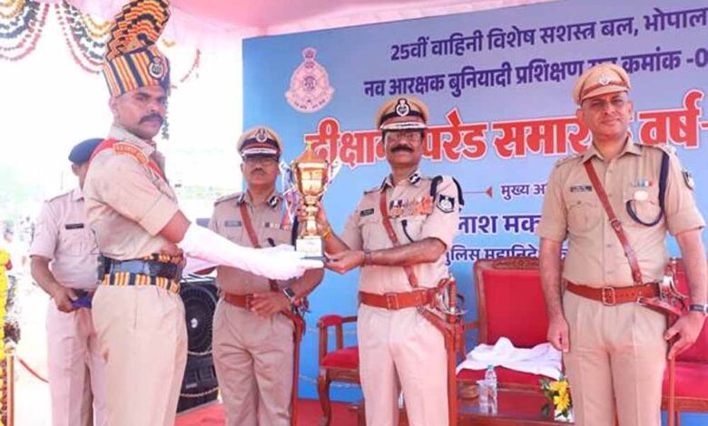 डीजीपी  कैलाश मकवाणा के मुख्य आतिथ्य में विशेष सशस्‍त्र बल के नव आरक्षकों का दीक्षांत समारोह आयोजित