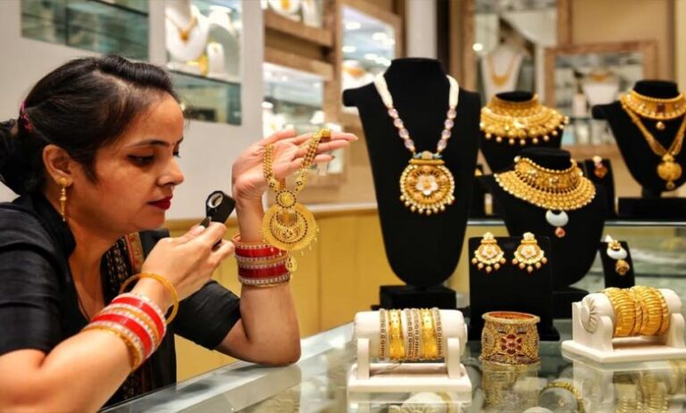 gold-rate-fall:-सिर्फ-एक-वजह-से-6-महीने-के-निचले-स्तर-पर-पहुंचा-सोना,-अभी-खरीदें-या-करें-इंतजार?