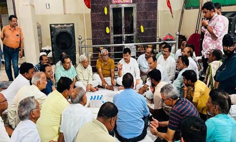 माता-मंदिर-में-रात्रि-विश्राम-के-दौरान-ऊर्जा-मंत्री-तोमर-ने-लगाई-जन-चौपाल