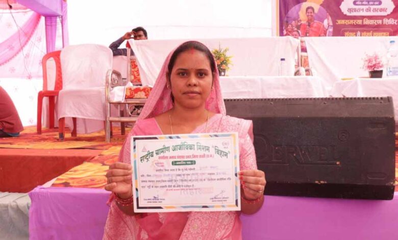 बिहान-योजना-से-बदली-दूरपती-की-जिंदगी,-सिलाई-व्यवसाय-से-बनीं-‘लखपति-दीदी’,-1.20-लाख-की-आय