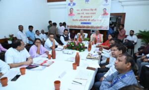 रेशम,-खादी-और-हथकरघा-क्षेत्र-को-नई-दिशा:-केंद्रीय-वस्त्र-मंत्री-गिरिराज-सिंह-ने-दिए-महत्वपूर्ण-निर्देश