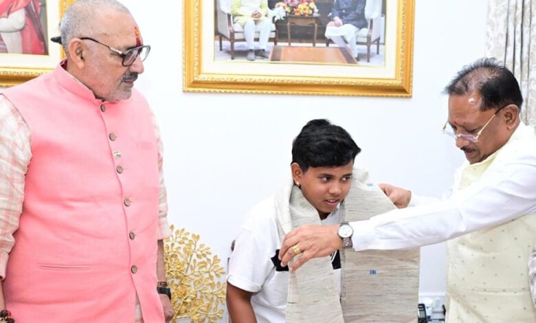 श्रीलंका दौरे के लिए भारतीय अंडर-19 महिला क्रिकेट टीम की उपकप्तान बनीं महक नरवासे : मुख्यमंत्री विष्णु देव साय ने किया सम्मानित