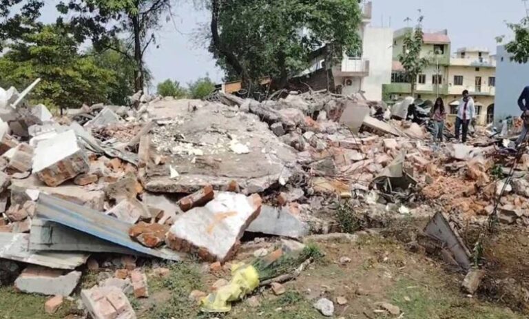 हाईकोर्ट-के-आदेश-के-बाद-अवैध-मदरसे-पर-चला-बुलडोजर,-नगर-निगम-की-कार्रवाई-से-हड़कंप