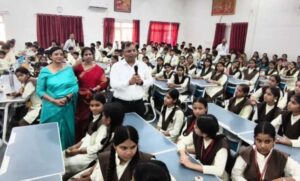 सड़क-चौड़ीकरण-में-घर-टूटने-पर-छात्रा-का-सवाल,-इंदौर-कलेक्टर-से-पूछा-विकास-के-नाम-पर-मकान-तोड़ना-जरूरी-है-क्या?