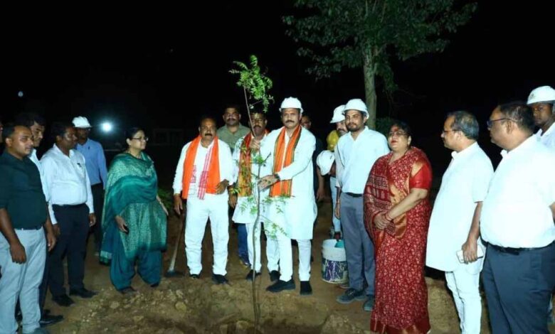 निर्माणाधीन मेडिकल कॉलेज पहुंचे स्वास्थ्य मंत्री जायसवाल, गुणवत्ता और तय समय में काम पूरा करने के दिए निर्देश