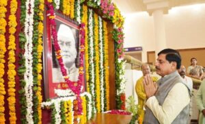 मुख्यमंत्री-डॉ-यादव-ने-पूर्व-मुख्यमंत्री-स्व.-कैलाश-नाथ-काटजू-की-जयंती-पर-पुष्पांजलि-की-अर्पित