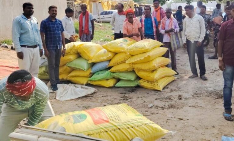 जशपुर-में-किसानों-को-खाद-बीज-की-पर्याप्त-उपलब्धता,-प्रशासन-की-कड़ी-निगरानी-से-कालाबाजारी-पर-रोक
