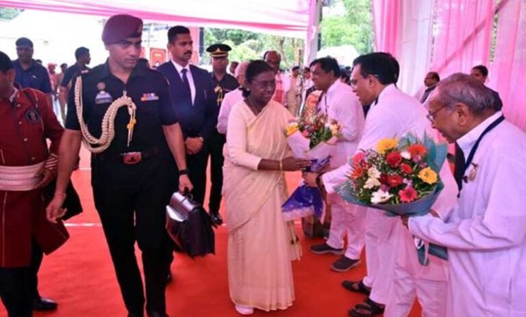 राष्ट्रपति-मुर्मु-का-बैतूल-प्रथम-आगमन-पर-परम्परागत-लोक-नृत्य-की-प्रस्तुति-से-किया-स्वागत