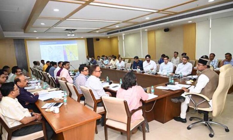 भू-माफियाओं पर सख्ती और आवासीय परियोजनाओं में तेजी के मंत्री  सारंग के निर्देश