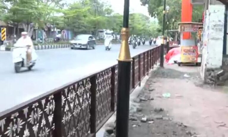 90-डिग्री-ब्रिज-के-बाद-भोपाल-का-नया-‘कमाल’,-फुटपाथ-बना-दिया-लेकिन-पहुंचने-का-रास्ता-ही-नहीं-छोड़ा