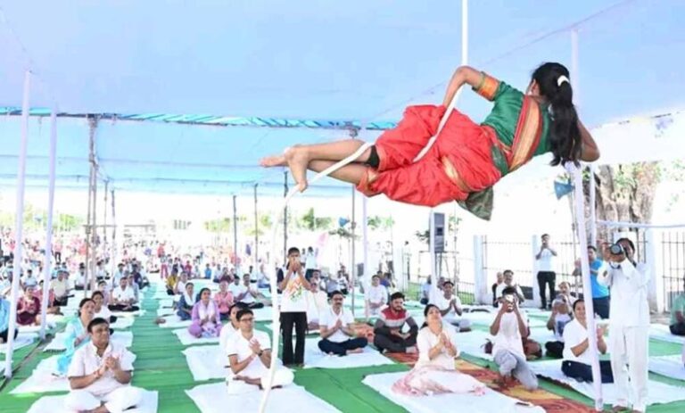 योग-को-जीवनशैली-में-शामिल-करें,-स्वस्थ-और-संतुलित-जीवन-की-ओर-बढ़ें:-राज्यपाल-रमन-डेका