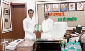 महिला-सशक्तिकरण-की-मिसाल:-उप-मुख्यमंत्री-अरुण-साव-को-भेंट-किया-गया-महिला-समूहों-का-विशेष-चावल