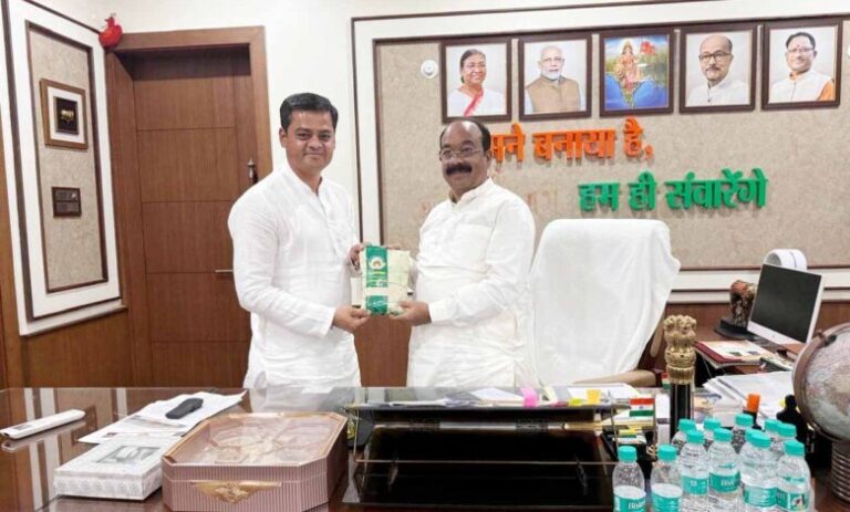 महिला-सशक्तिकरण-की-मिसाल:-उप-मुख्यमंत्री-अरुण-साव-को-भेंट-किया-गया-महिला-समूहों-का-विशेष-चावल