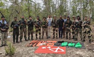 कांकेर-के-जंगल-में-नक्सलियों-का-विस्फोटक-डंप-बरामद,-4-बंदूकें-और-2-वायरलेस-सेट-मिले