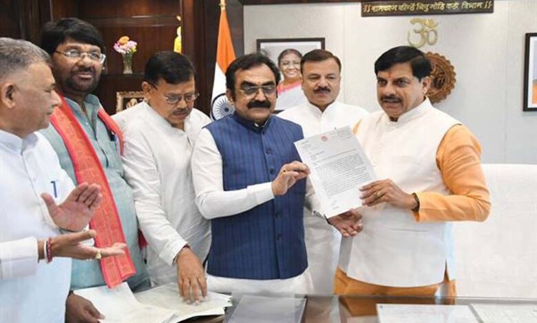 जबलपुर-एयरपोर्ट-का-नाम-वीरांगना-रानी-दुर्गावती-के-नाम-पर-रखने-का-प्रस्ताव,-मंत्री-राकेश-सिंह-ने-मुख्यमंत्री-को-सौंपा-पत्र