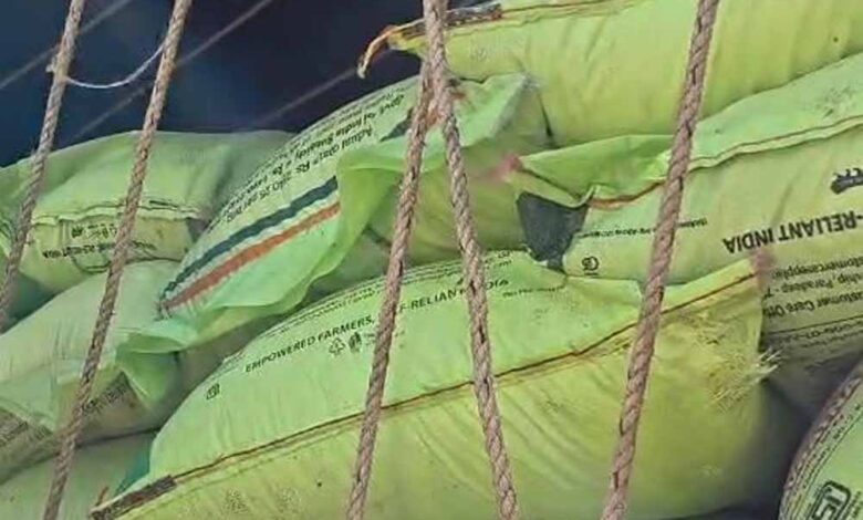 अवैध खाद से भरा मिनी ट्रक पकड़ा गया, पुलिस ने 3 लाख से ज्यादा का माल किया जब्त