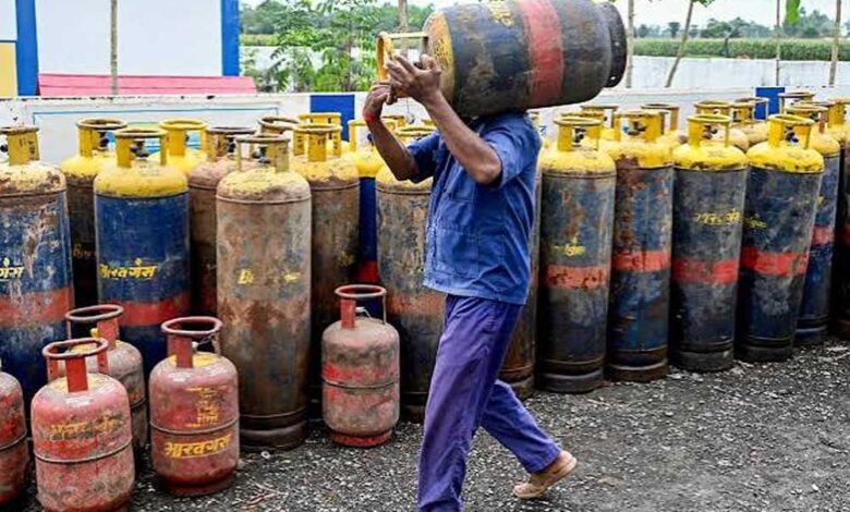 कमर्शियल-सिलिंडर-पर-केंद्र-का-बड़ा-फैसला,-गैर-घरेलू-पैक्ड-lpg-से-हटे-सभी-प्रतिबंध