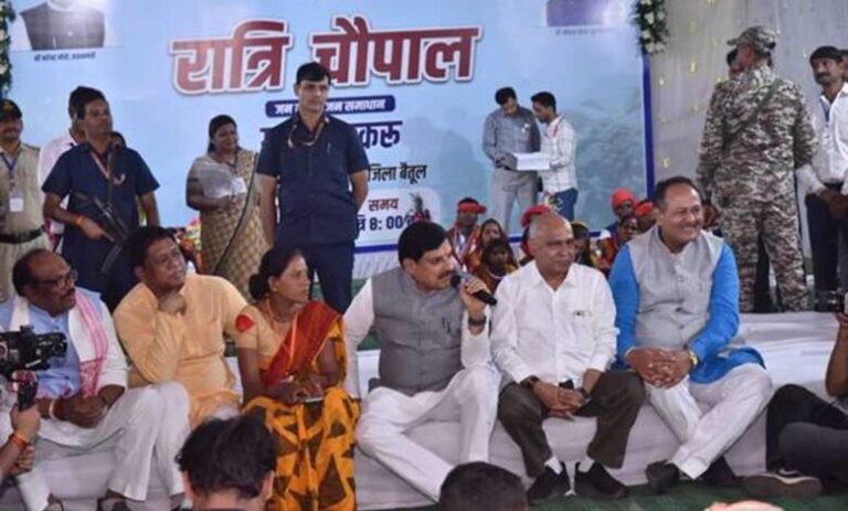 मुख्यमंत्री-डॉ.-यादव-ने-हिल-स्टेशन-कुकरू-में-लगाई-रात्रि-चौपाल,-ग्रामीणों-से-किया-आत्मीय-संवाद