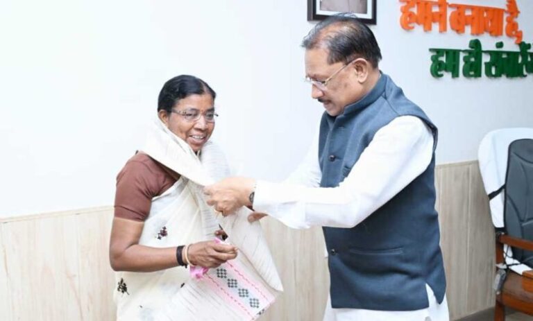 मुख्यमंत्रीविष्णु-देव-साय-से-पद्मश्री-डॉ.-बुधरी-ताती-ने-की-सौजन्य-मुलाकात