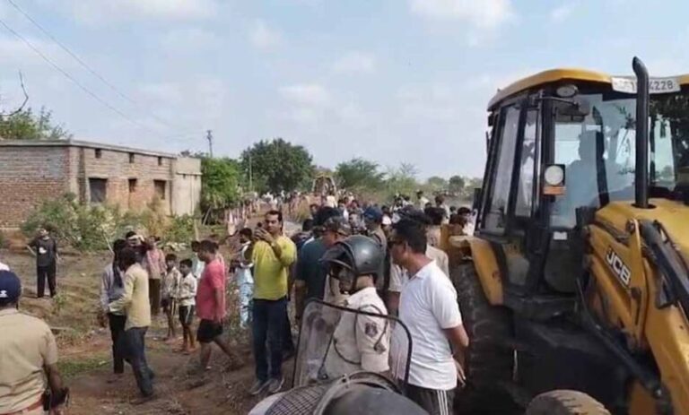 रायपुर-में-पुलिस-सुरक्षा-के-बीच-प्रशासन-की-बेदखली-कार्रवाई,-ग्रामीणों-ने-किया-विरोध-प्रदर्शन