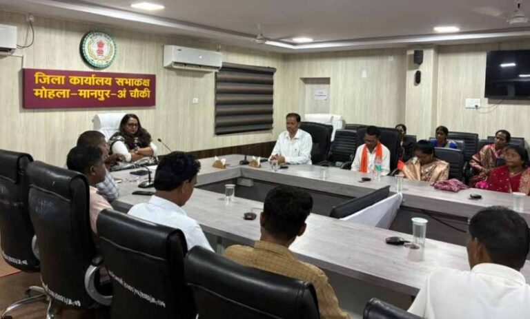 ceo-के-तबादले-की-मांग-पर-अड़े-सरपंच,-सामूहिक-इस्तीफे-की-दी-चेतावनी