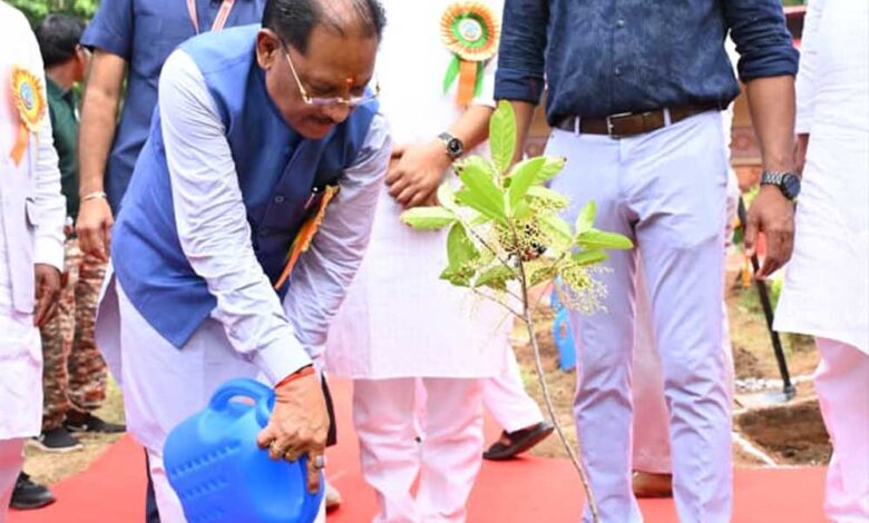 मातृशक्ति-एवं-प्रकृति-के-प्रति-श्रद्धा-का-अनुपम-संगम-:-मुख्यमंत्री-विष्णु-देव-साय-ने-“राम-वाटिका”-में-किया-रुद्राक्ष-का-पौधारोपण