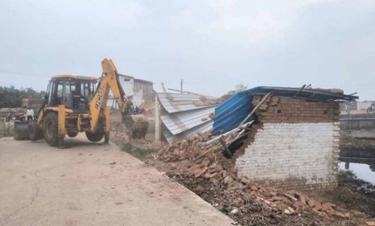 धमतरी-में-50-से-ज्यादा-अवैध-घरों-को-नोटिस,-भड़के-ग्रामीणों-ने-राजस्व-टीम-को-घेरा