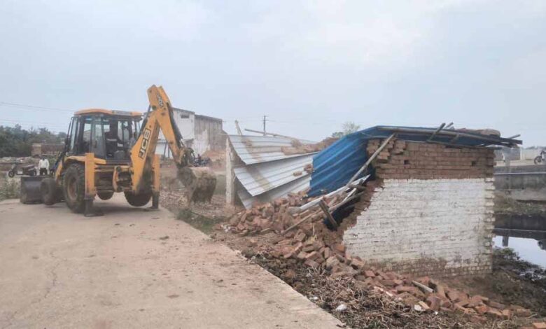 धमतरी-में-50-से-ज्यादा-अवैध-घरों-को-नोटिस,-भड़के-ग्रामीणों-ने-राजस्व-टीम-को-घेरा