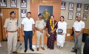 पुलिस-मुख्यालय-परिवार-द्वारा-11-सेवानिवृत्‍त-कर्मचारियों-को-दी-गई-भावभीनी-विदाई