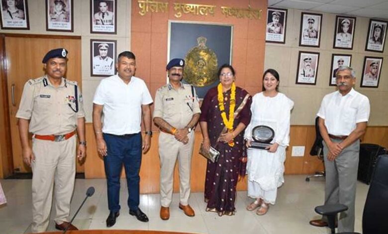 पुलिस-मुख्यालय-परिवार-द्वारा-11-सेवानिवृत्‍त-कर्मचारियों-को-दी-गई-भावभीनी-विदाई