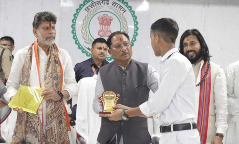 मुख्यमंत्री-विष्णुदेव-साय-ने-मेधावी-विद्यार्थियों-का-किया-सम्मान