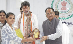 रायपुर-:-मुख्यमंत्री-विष्णुदेव-साय-ने-मेधावी-विद्यार्थियों-का-किया-सम्मान