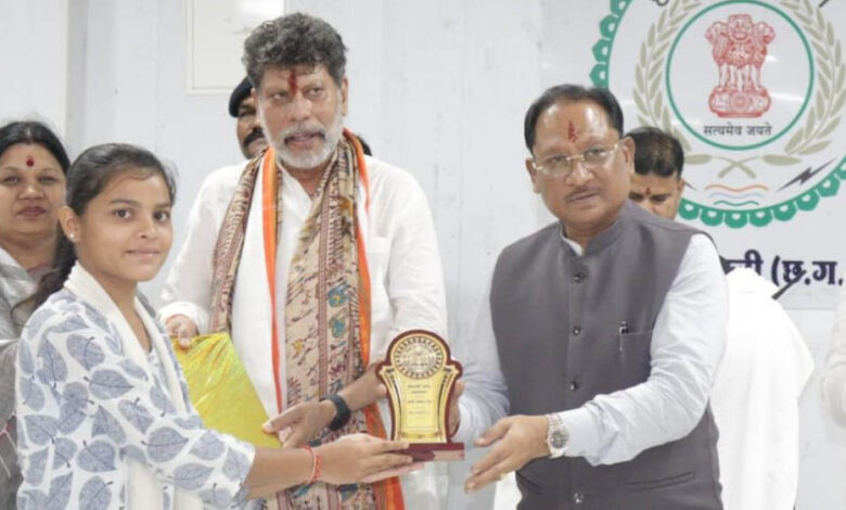 रायपुर-:-मुख्यमंत्री-विष्णुदेव-साय-ने-मेधावी-विद्यार्थियों-का-किया-सम्मान