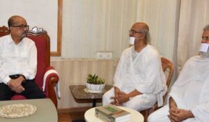राज्यपाल-डेका-से-सर्वाेदय-शांति-पदयात्रा-के-संतों-ने-की-सौजन्य-भेंट