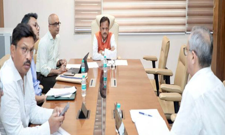 स्वास्थ्य-संस्थाओं-में-गुणवत्तायुक्त-दवाओं-की-समयबद्ध-उपलब्धता-सुनिश्चित-की-जाए:-उप-मुख्यमंत्री-शुक्ल
