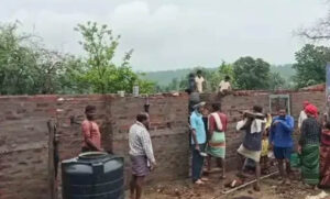 डिंडौरी-में-आदिवासियों-ने-चंदा-जुटाकर-बना-दिया-सरकारी-स्कूल,-3-साल-तक-नहीं-मिली-सरकारी-मदद