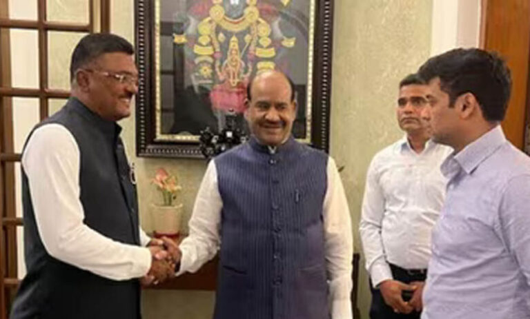 उद्धव-कैंप-में-बगावत-की-अटकलों-के-बीच-दिल्ली-की-गुप्त-बैठक-की-तस्वीरें-वायरल