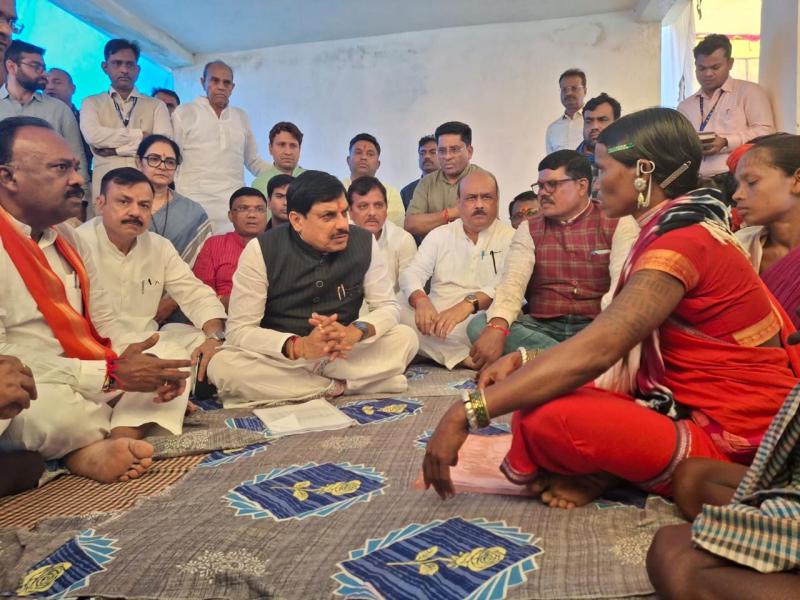 गुना-में-केमिकल-से-भरा-टैंकर-पलटा,-खाद्य-तेल-समझकर-लोग-भर-ले-गए-पदार्थ