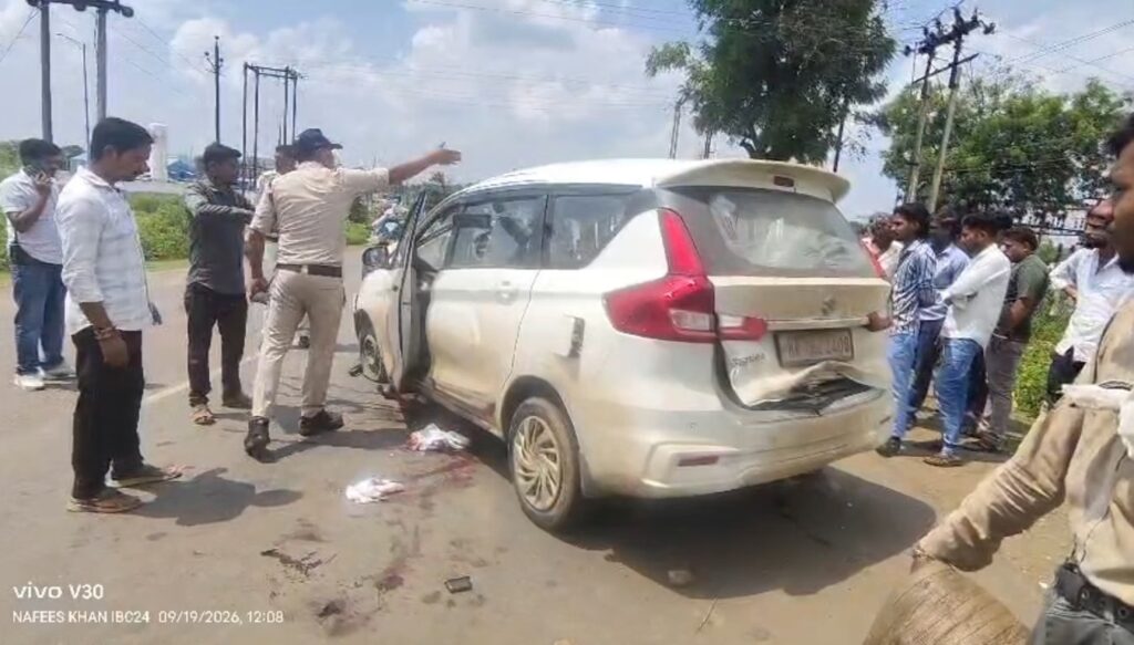 सागर-में-भीषण-सड़क-हादसा:-बस-और-कार-की-आमने-सामने-टक्कर,-तीन-लोगों-की-मौत;-चालक-फरार