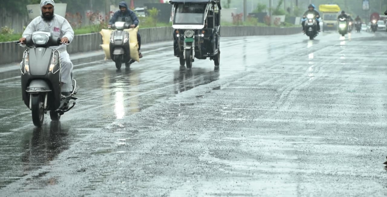 MP Weather: मानसून की विदाई के बाद भी बारिश जारी, आज 16 जिलों में गरज-चमक के साथ बारिश के आसार; रातें होंगी ठंडी